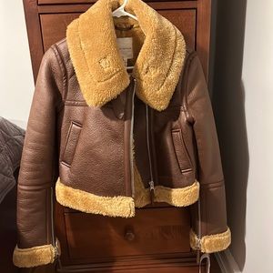 Gorgeous leather with sherpa, never use with the tags